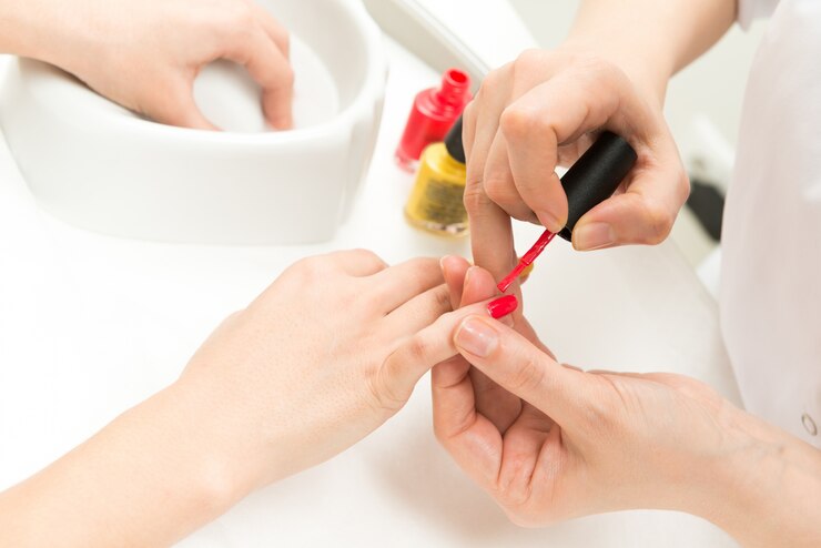 Tweexy Hinge with SmartGrip Technology: Achieving a Perfect Nail Polish Application