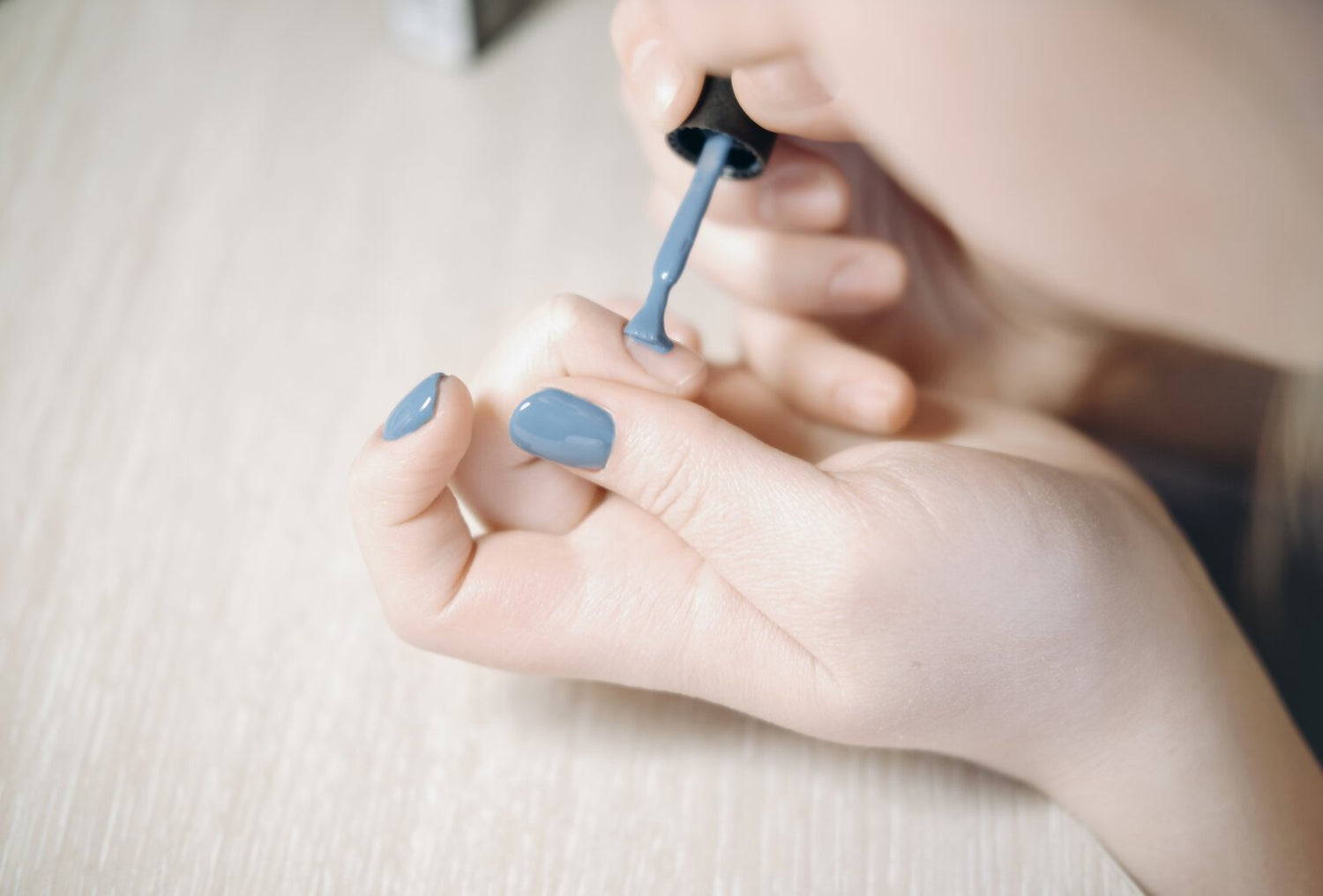 How to Apply Nail Polish Without Streaks: A Tips Guide